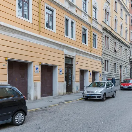 Con Parcheggio A Trieste, Neruda ترييستي